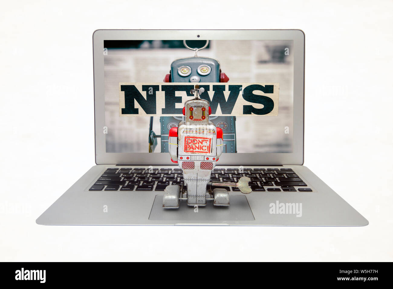 Retro robot est regarder fake news sur un ordinateur portable blanc sur islated Banque D'Images