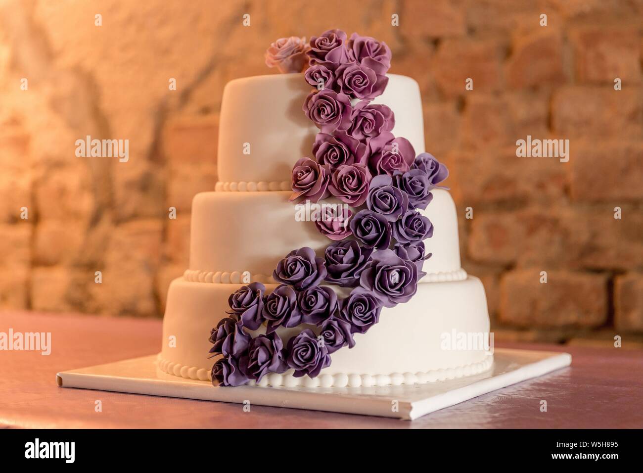 Deutschland 21 Mai 16 Photo Symbolique Sur Le Sujet Du Mariage Et De Mariage Un Gateau De Mariage A Trois Niveaux Avec Une Couverture Blanche Et Du Fondant Roses Utilisation Dans Le Deutschland 21 Mai 16 Photo Symbolique Sur Le Sujet Du Mariage Et De Mariage Un Gateau De Mariage A Trois Niveaux Avec Une Couverture Blanche Et Du Fondant Roses Utilisation Dans Le