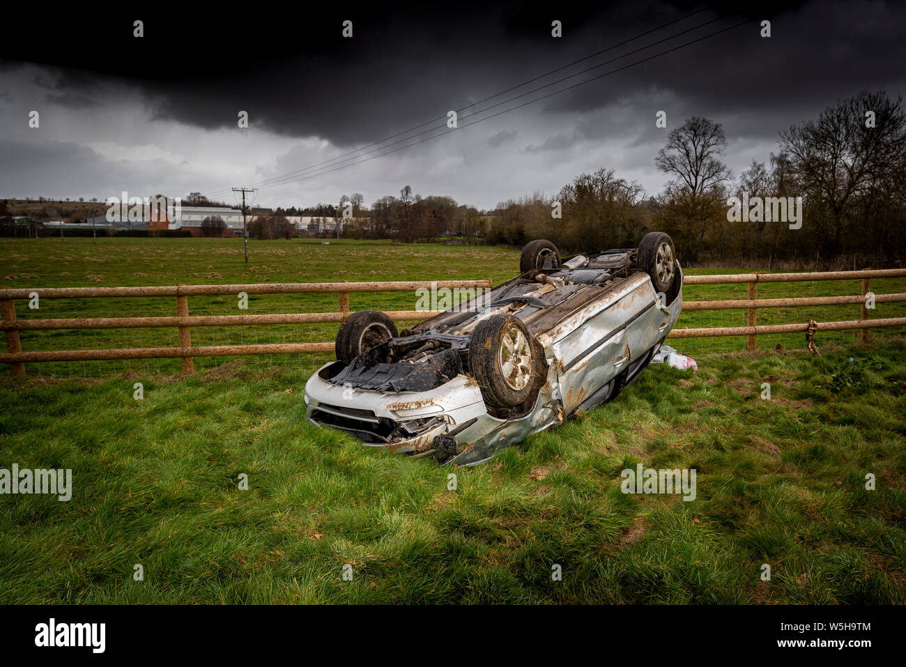 Accident de voiture. Les jeunes conducteurs de véhicules renversés. Non fatals accident causé par l'excès de vitesse et de la pluie. Le pilote inexpérimenté / Rural Crime / voiture volée / RTC. UK Banque D'Images