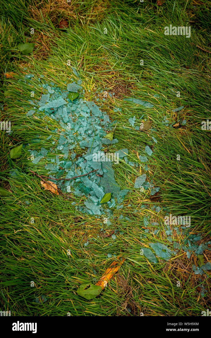 Accident de voiture. Les jeunes conducteurs de véhicules renversés. Non fatals accident causé par l'excès de vitesse et de la pluie. Le pilote inexpérimenté / Rural Crime / voiture volée / RTC. UK Banque D'Images