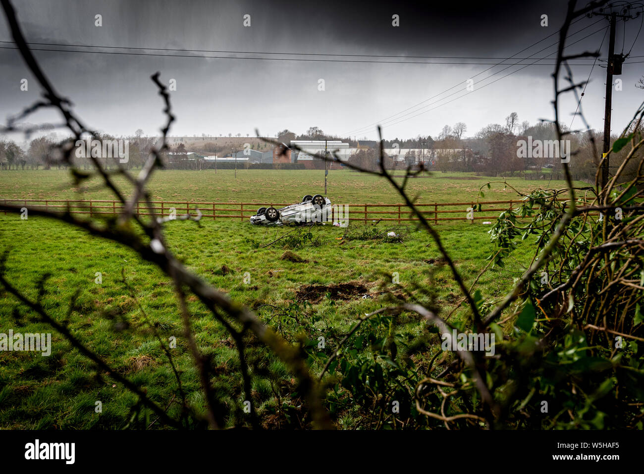 Accident de voiture. Les jeunes conducteurs de véhicules renversés. Non fatals accident causé par l'excès de vitesse et de la pluie. Le pilote inexpérimenté / Rural Crime / voiture volée / RTC. UK Banque D'Images