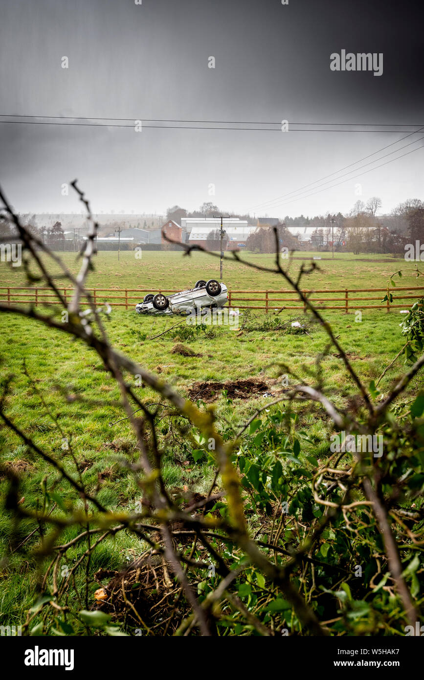 Accident de voiture. Les jeunes conducteurs de véhicules renversés. Non fatals accident causé par l'excès de vitesse et de la pluie. Le pilote inexpérimenté / Rural Crime / voiture volée / RTC. UK Banque D'Images