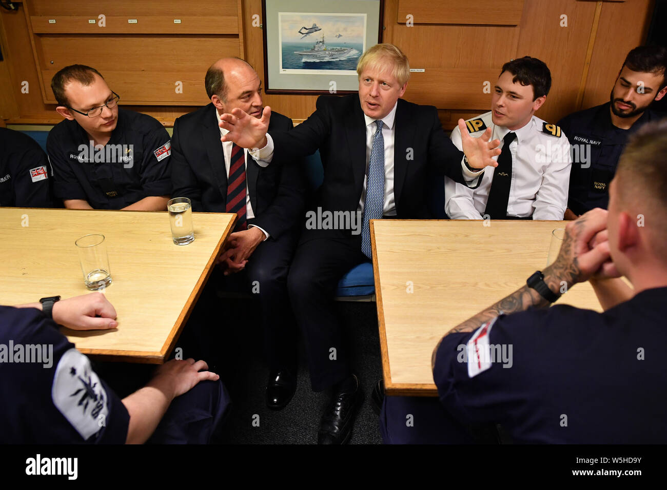 FASLANE, en Écosse - 29 juillet : la fonction de Premier ministre britannique Boris Johnson et le secrétaire à la défense, Ben Wallace Rencontrez les membres d'équipage dans la salle comme ils visitent le HMS Vengeance à HM Naval Base Clyde le 29 juillet 2019 à Faslane, en Écosse. Le PM doit annoncer €300m de financement pour aider les collectivités de l'Écosse, le Pays de Galles et d'Irlande du Nord. (Photo de Jeff J Mitchell - Pool WPA/Getty Images) Banque D'Images