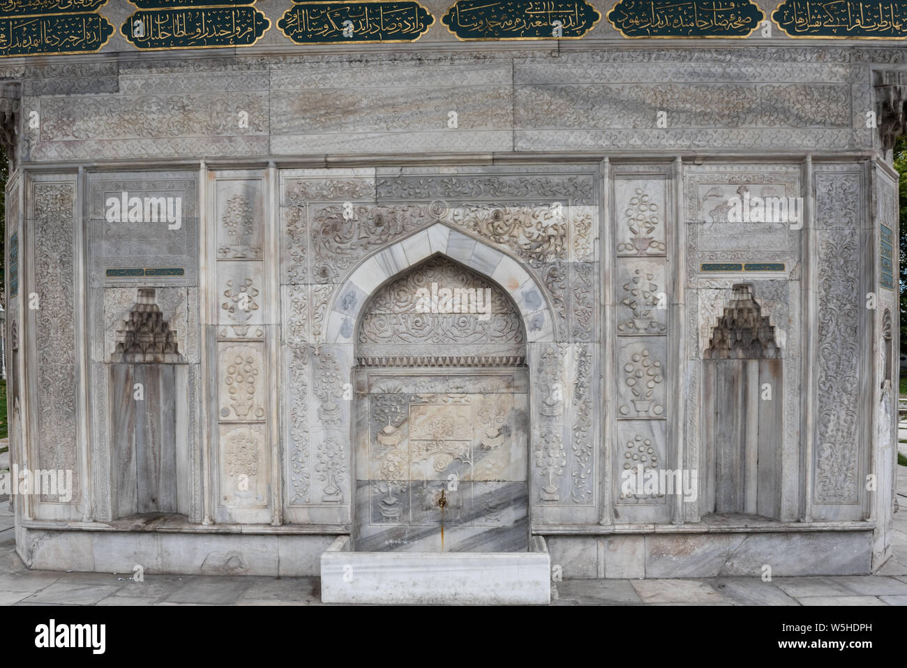 Fermer détail de la fontaine de Tophane,fontaine publique construite par le sultan ottoman Mahmud I dans l'architecture rococo Ottoman dans Beyoglu Tophane,Ista Banque D'Images