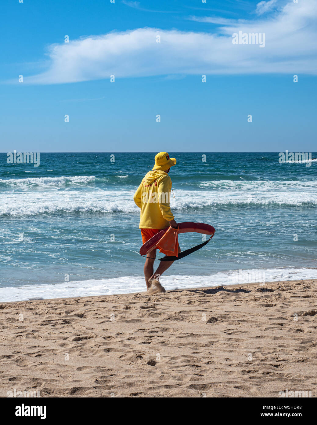 Un sauveteur patrouiller sur la plage durant l'été pour protéger les baigneurs de s'aventurer dans l'océan Banque D'Images