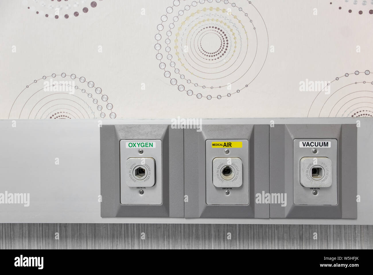 Distributeur d'oxygène de bord sur mur de salle d'urgence. Copie d'arrière-plan de l'espace pour le texte. Banque D'Images