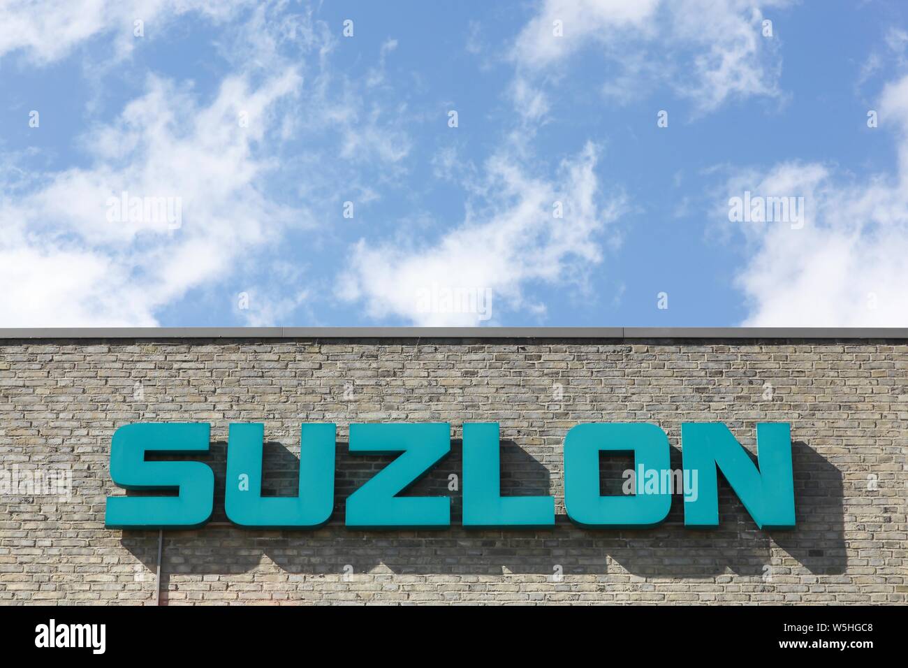 Aarhus, Danemark - juin11, 2016 : Suzlon logo sur un mur. Suzlon Energy Limited, est un fournisseur d'éoliennes basé à Pune, Inde Banque D'Images