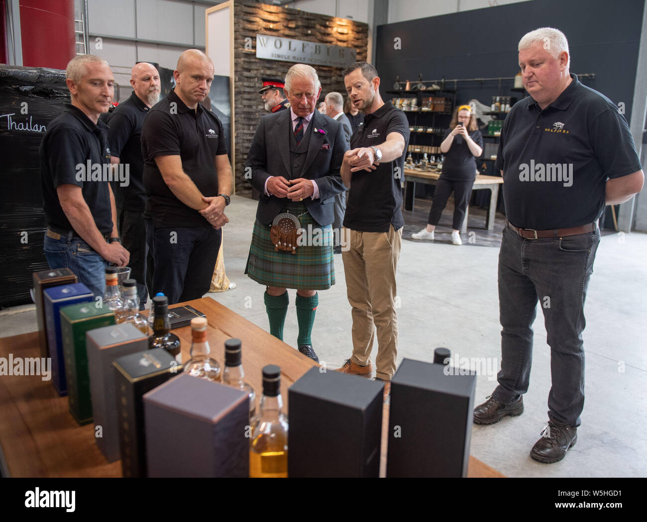 Le Prince de Galles, connu sous le nom de duc de Rothesay tandis qu'en Ecosse, lors d'une visite à la Distillerie de Wolfburn dans le Caithness, distillerie de whisky le plus au nord sur le continent écossais. Banque D'Images