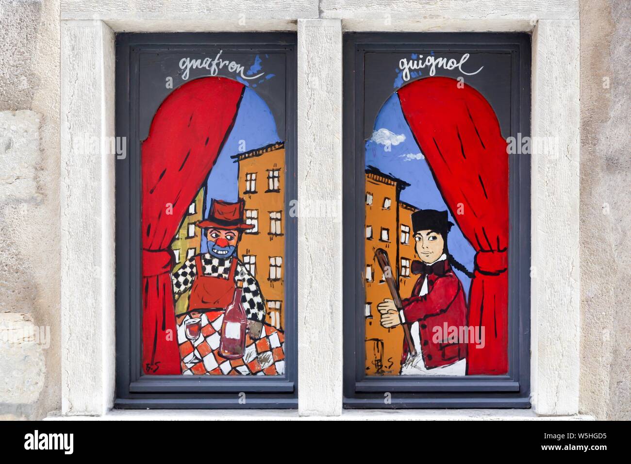 Lyon, France - 12 octobre 2016 : marionnette Guignol sur une fenêtre. Guignol est le personnage principal d'un spectacle de marionnettes en français Banque D'Images