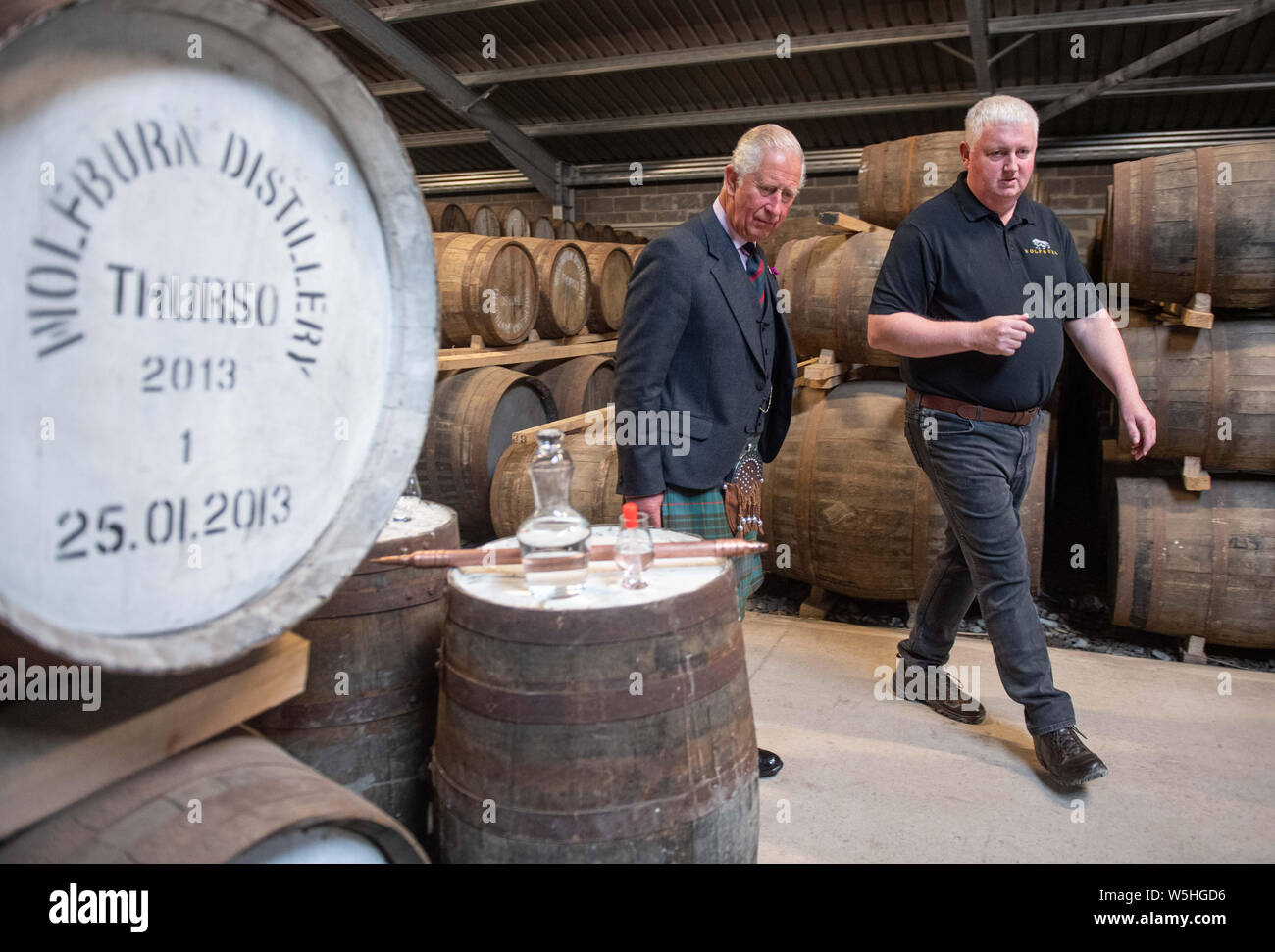 Le Prince de Galles, connu sous le nom de duc de Rothesay tandis qu'en Ecosse, avec Charlie Ross lors d'une visite à la Distillerie de Wolfburn dans le Caithness, distillerie de whisky le plus au nord sur le continent écossais. Banque D'Images