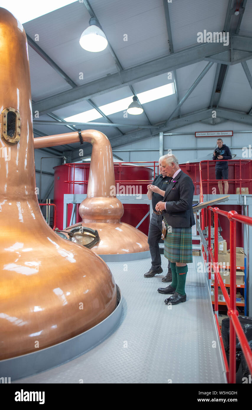 Le Prince de Galles, connu sous le nom de duc de Rothesay tandis qu'en Ecosse, lors d'une visite à la Distillerie de Wolfburn dans le Caithness, distillerie de whisky le plus au nord sur le continent écossais. Banque D'Images