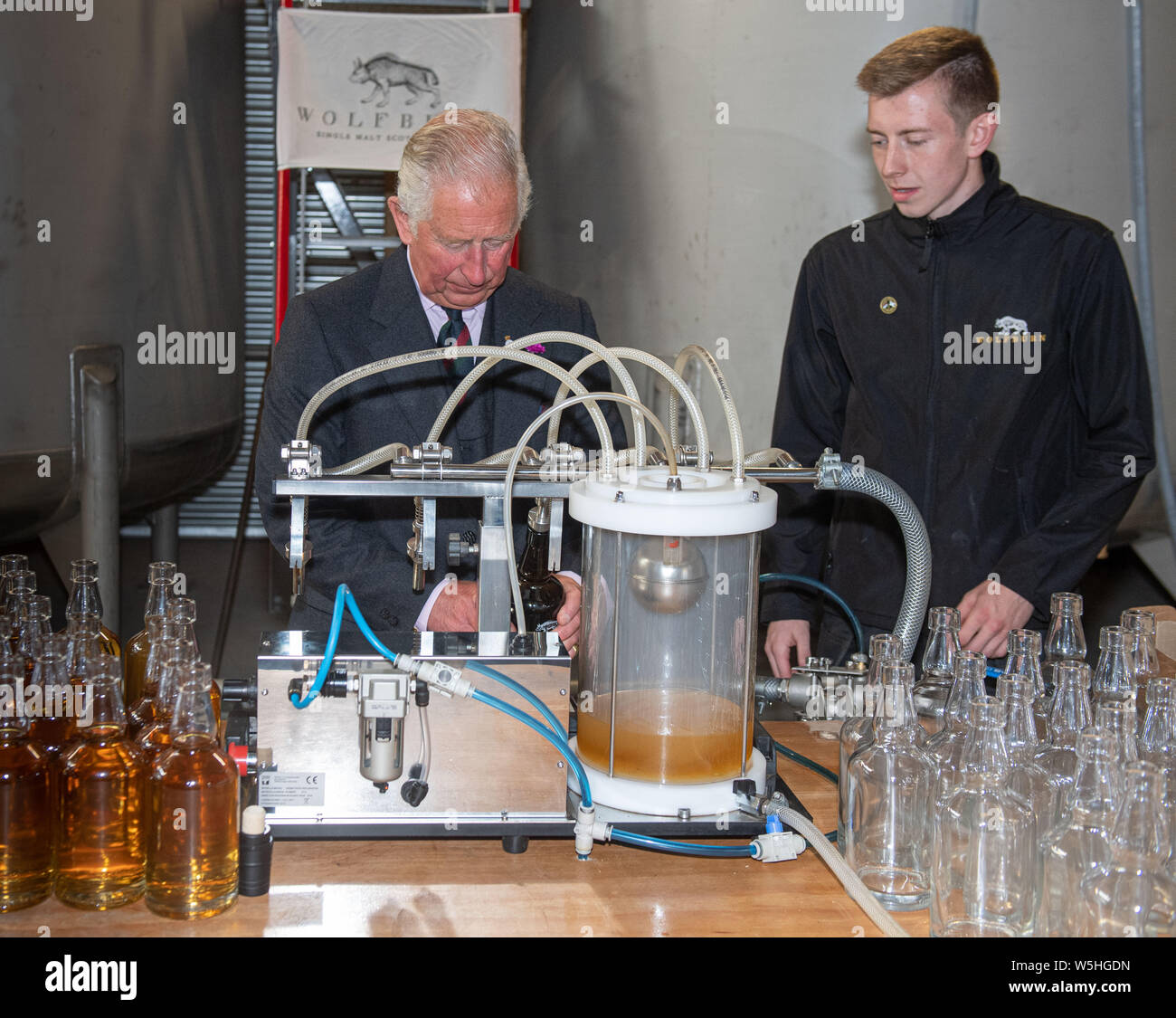 Le Prince de Galles, connu sous le nom de duc de Rothesay tandis qu'en Ecosse, lors d'une visite à la Distillerie de Wolfburn dans le Caithness, distillerie de whisky le plus au nord sur le continent écossais. Banque D'Images