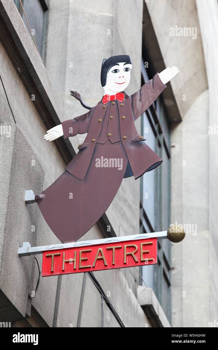 Lyon, France - 12 octobre 2016 : théâtre Guignol à Lyon. Guignol est le personnage principal d'un spectacle de marionnettes en français Banque D'Images