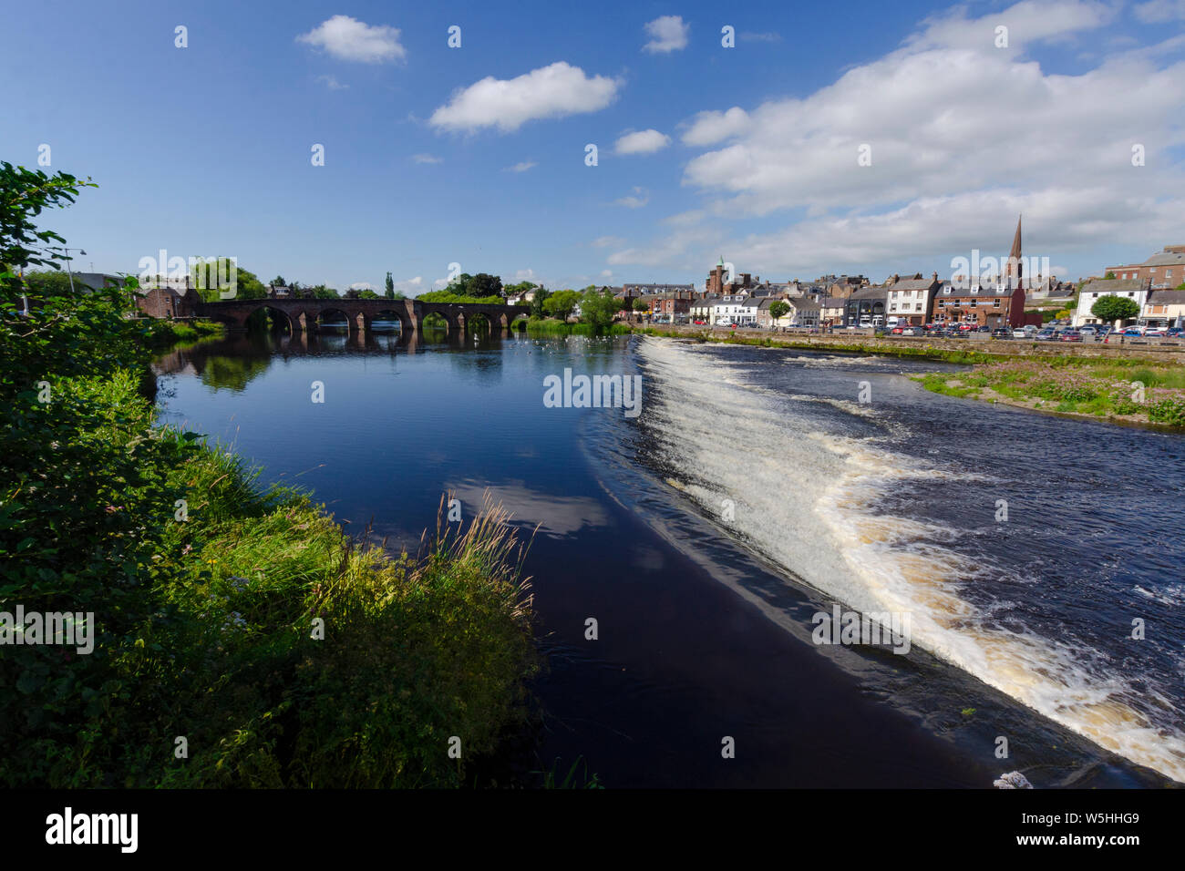 Vue générale de Dumfries Scotland UK des rives de la rivière Nith Banque D'Images