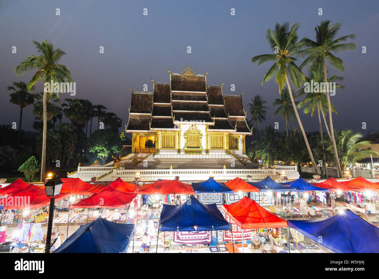 Luang Prabang, Laos - Mai 2019 : marché nocturne avec palais royal et du musée national sur l'arrière-plan. Banque D'Images