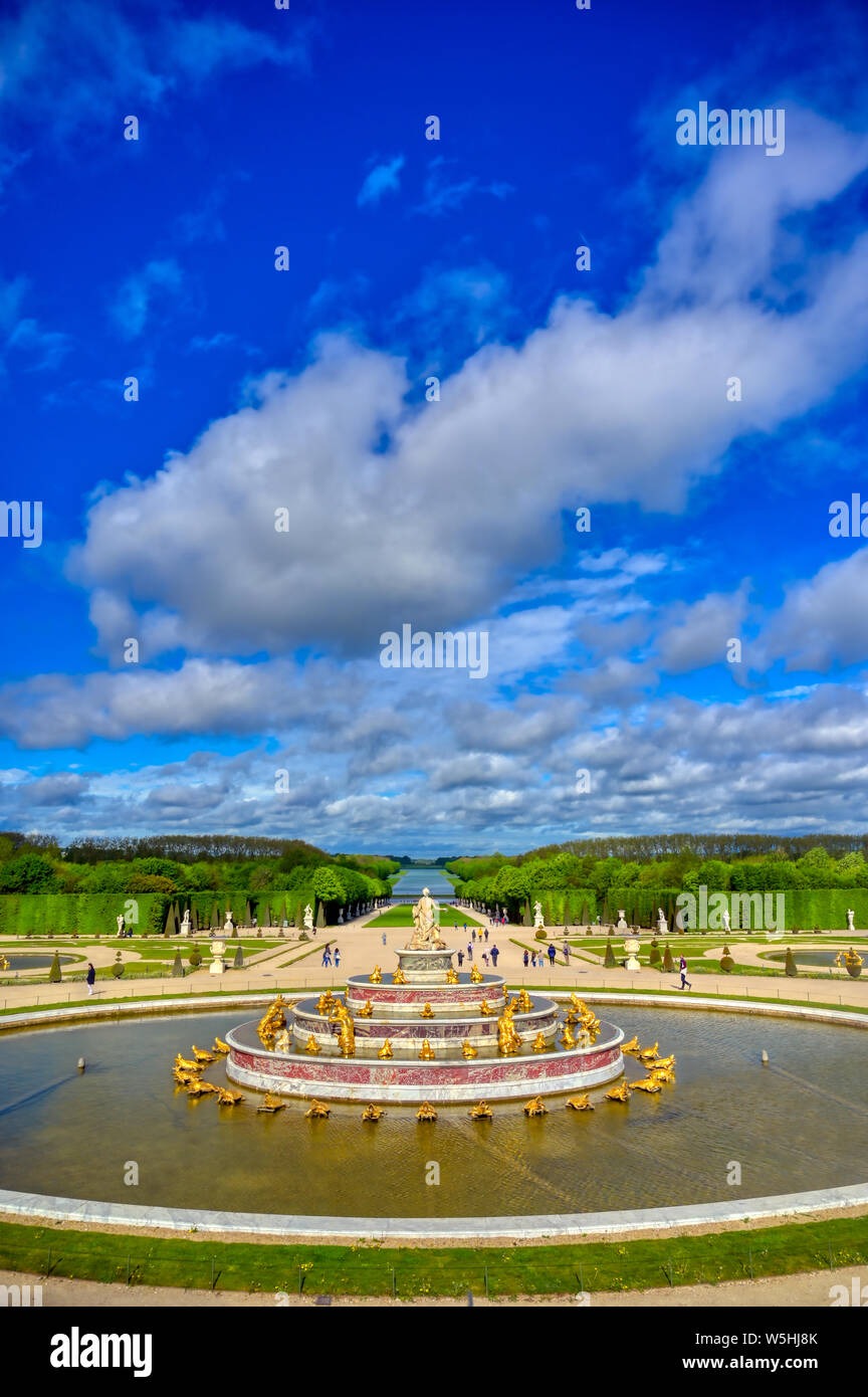 Versailles, France - 24 Avril 2019 : Fontaine de Latona dans le jardin du château de Versailles sur une journée ensoleillée à l'extérieur de Paris, France. Banque D'Images