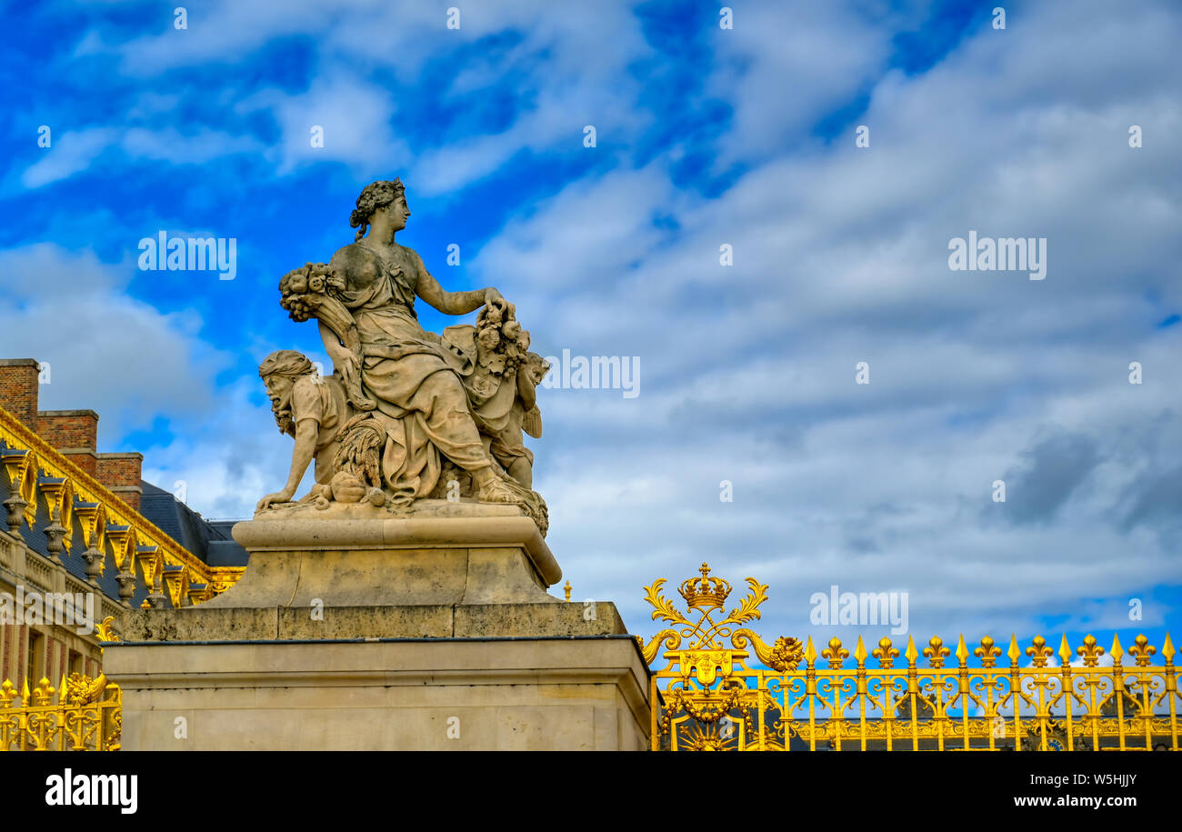 Versailles, France - 24 Avril 2019 : les statues et fontaines dans et autour du jardin du château de Versailles sur une journée ensoleillée à l'extérieur de Paris, France. Banque D'Images