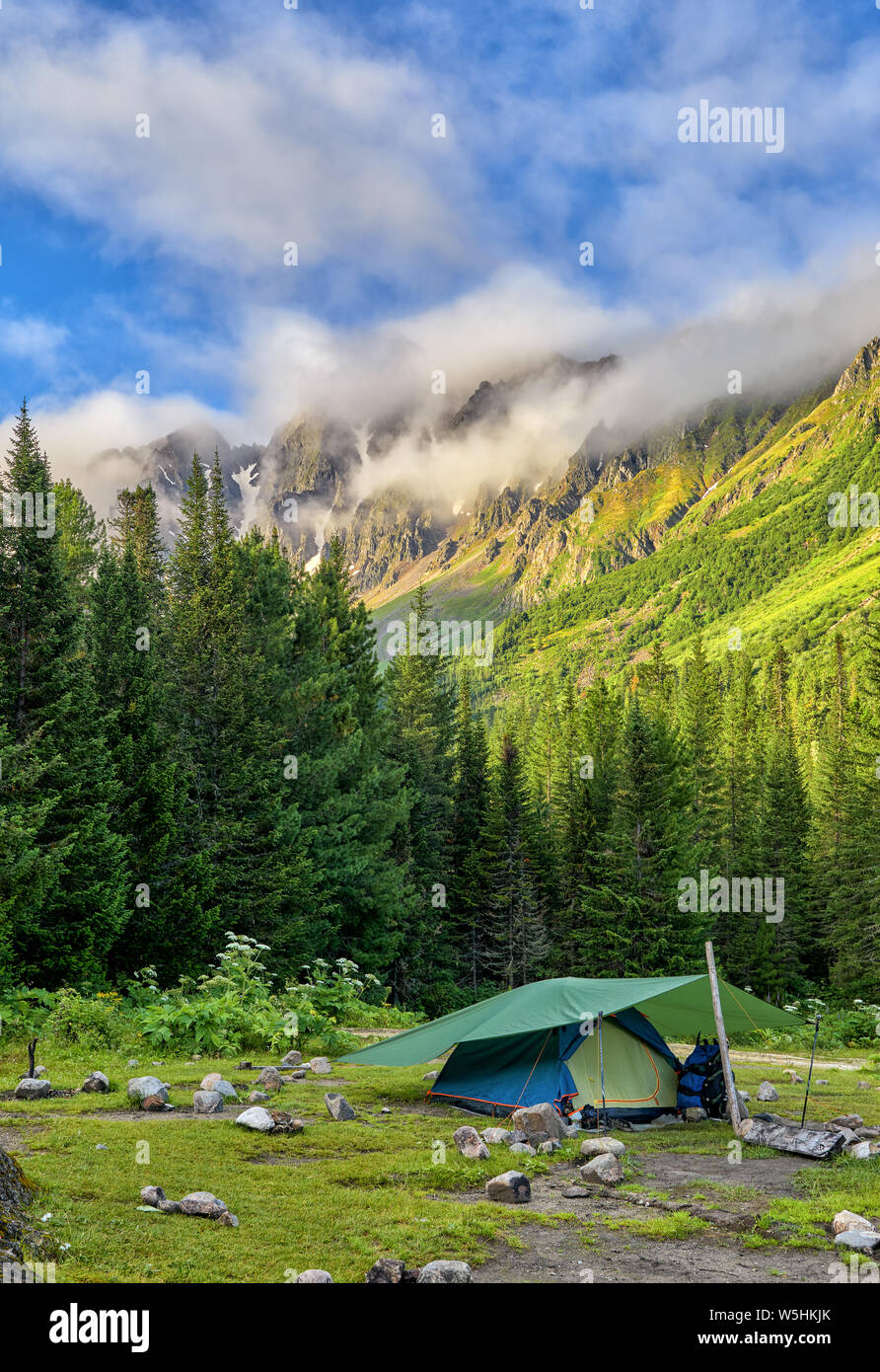 Backpackers tente installée sur bord de forêt sombre. Matin d'été dans les montagnes de Sibérie. Sayan de l'Est. Tuva Banque D'Images