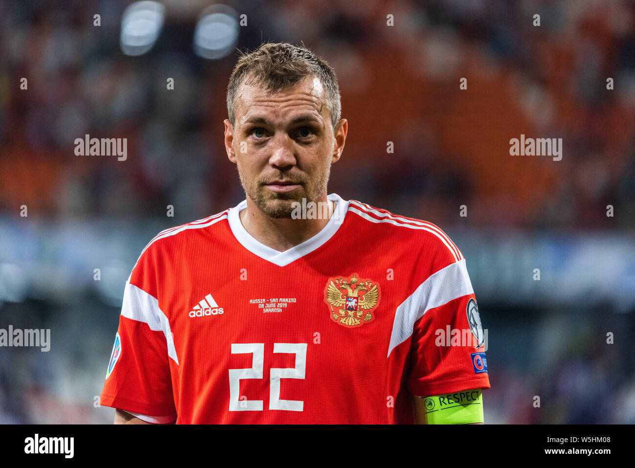 Saransk, Russie - 8 juin 2019. L'attaquant de l'équipe nationale de la Russie Artem Dzyuba à marcher en direction de fans après le match de qualification de l'UEFA Euro 2020 La Russie contre San Banque D'Images