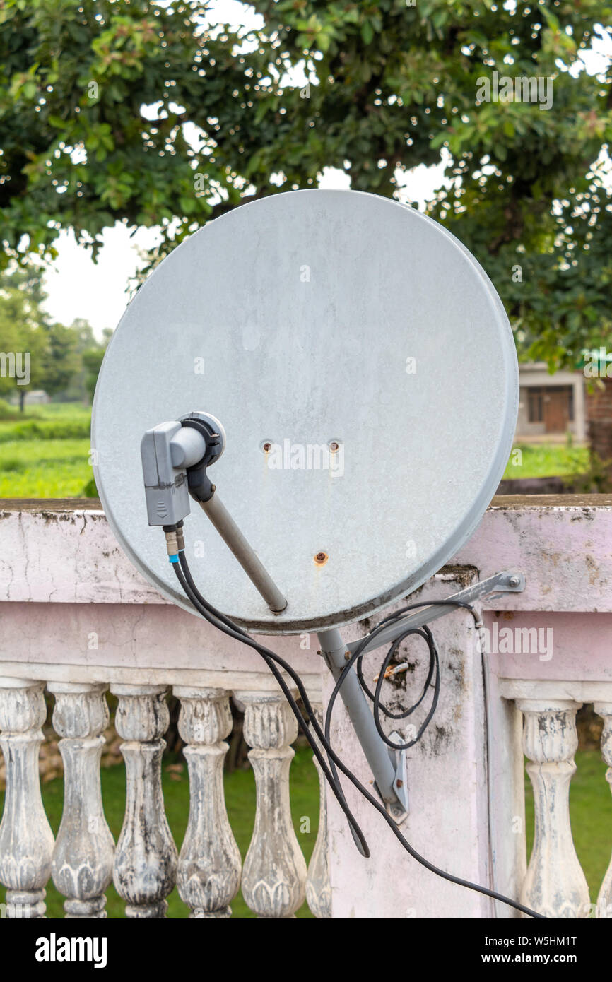 Antenne parabolique installée avec terrasse sur mur de chambre. Banque D'Images