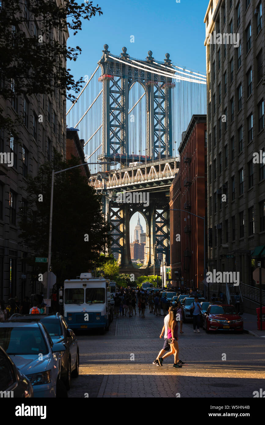 Brooklyn été, vue le long de Washington Street de Dumbo et le pont de Manhattan avec des jeunes marchant au premier plan, Brooklyn, New York City Banque D'Images