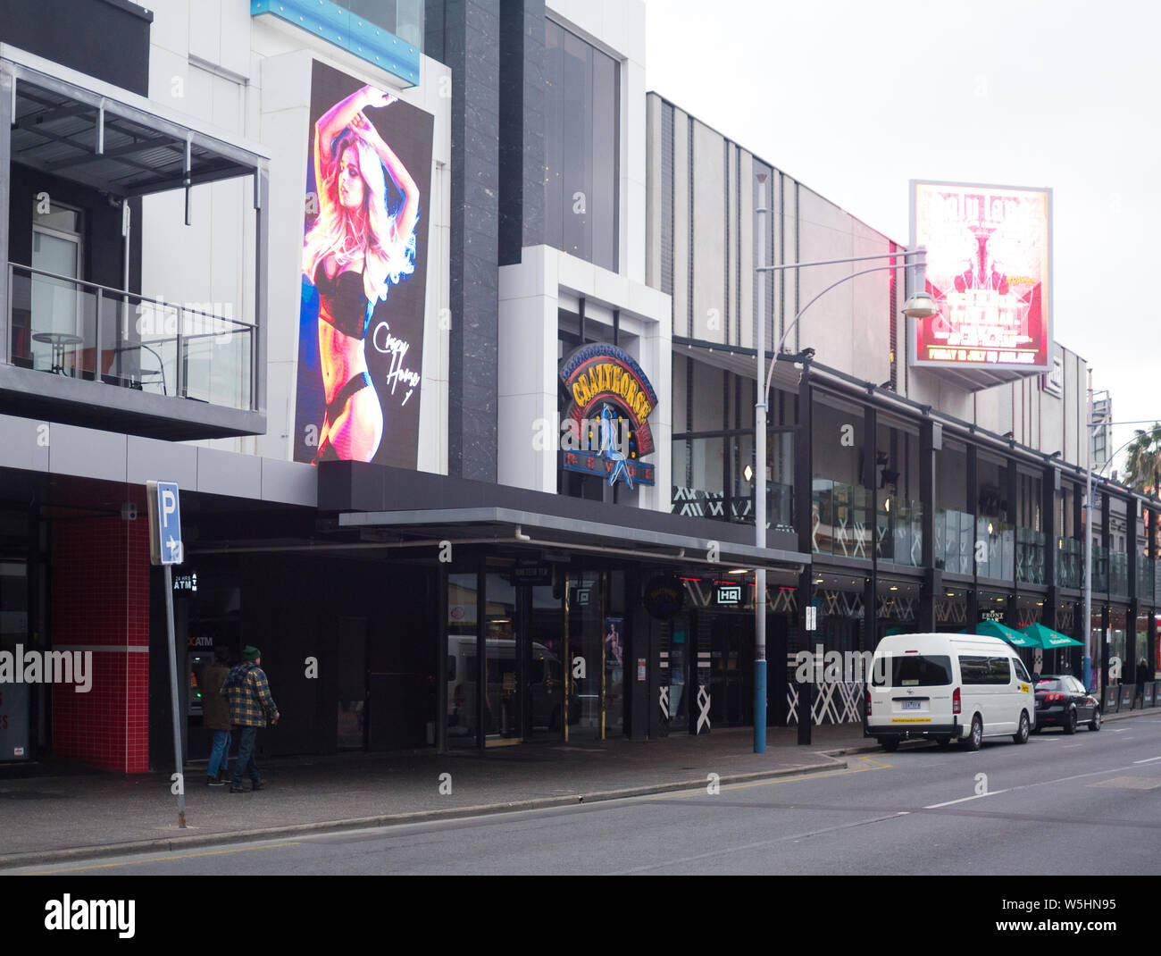 Vue de la rue Hindley Adelaide en Australie, avec le Crazy Horse, lieu de divertissement pour adultes. Banque D'Images