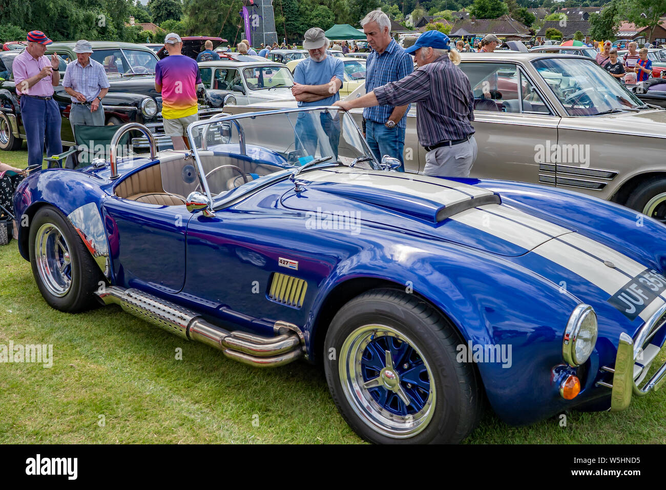 AC Cobra bleu une voiture de sport avec une bande blanche aller plus vite sur le capot sur l'affichage lors de l'Assemblée vintage et classic car show à Wroxham, Norfolk, UK Banque D'Images