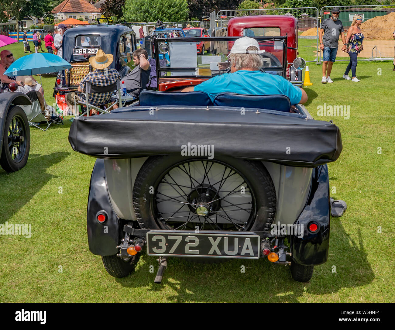 Un homme est assis dans un open top vintage car sur l'affichage à l'édition de la classique et vintage car show à Wroxham, Norfolk, UK Banque D'Images