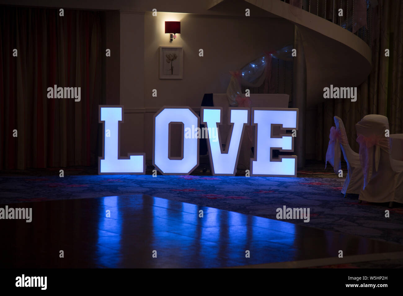 Des lettres d'amour sur la piste de danse lors d'un mariage, tous configurés prêts pour la soirée Célébration pour commencer Banque D'Images