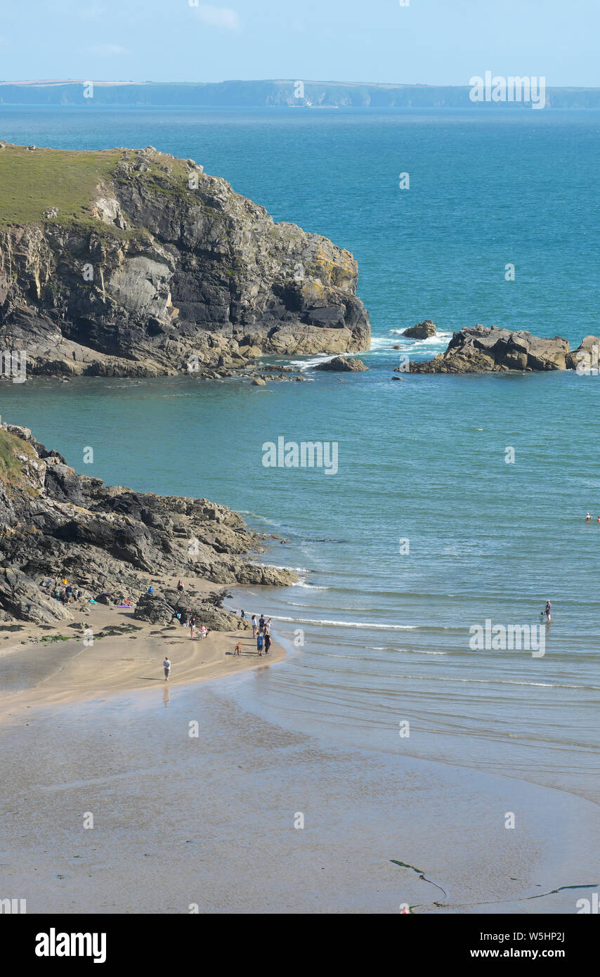 Solva, Pembrokeshire, Pays de Galles, Royaume-Uni visiteurs pagayer sur la plage à marée basse en été Juillet 2019 Banque D'Images Solva, Pembrokeshire, Pays de Galles, Royaume-Uni visiteurs pagayer sur la plage à marée basse en été Juillet 2019 Banque D'Images