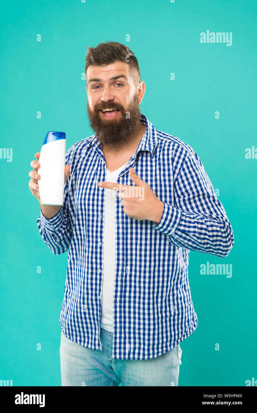 Shampoing pour usage quotidien. Cosmétiques soins du corps bain douche. Bouteille de shampoing en attente de l'homme. Soins capillaires. Lotion pour la peau. Shampoing et après que vous choisissez peut faire toute la différence dans les cheveux commençant juste à racines. Banque D'Images Shampoing pour usage quotidien. Cosmétiques soins du corps bain douche. Bouteille de shampoing en attente de l'homme. Soins capillaires. Lotion pour la peau. Shampoing et après que vous choisissez peut faire toute la différence dans les cheveux commençant juste à racines. Banque D'Images