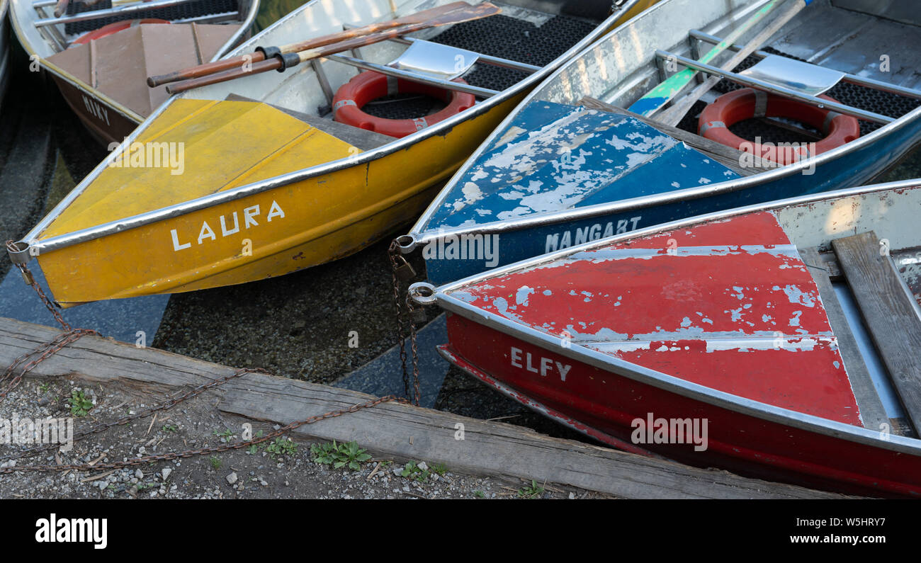 Bateaux sur un lac dans les Alpes Banque D'Images