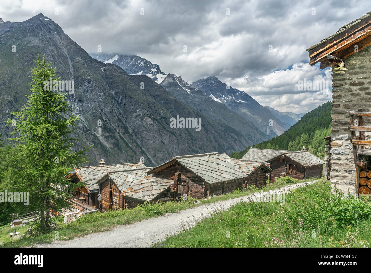 Maisons traditionnelles en bois dans le village de Taesch, au-dessus de Zermatt, la célèbre destination touristique dans le canton du Valais, Wallis, Suisse Banque D'Images