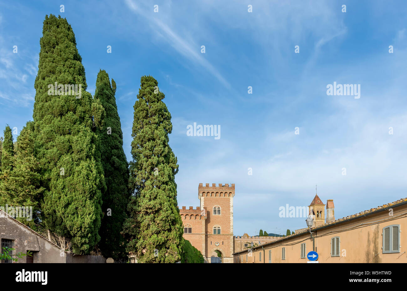 Vue splendide sur le village médiéval et le château de Bolgheri, Livourne, Toscane, Italie Banque D'Images
