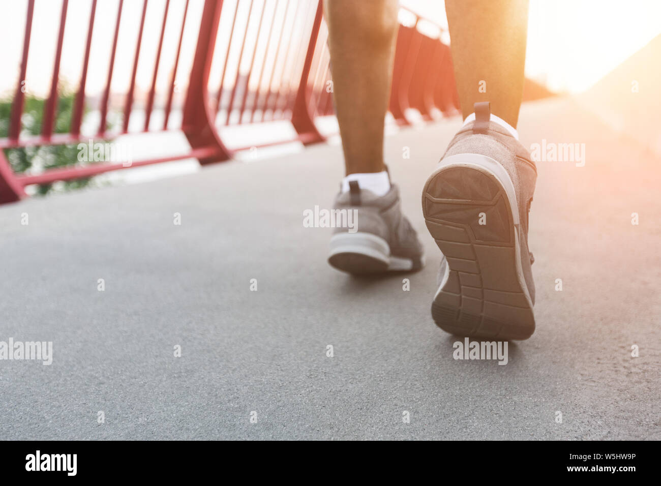 Les chaussures de sport de black runner dans le soleil Banque D'Images