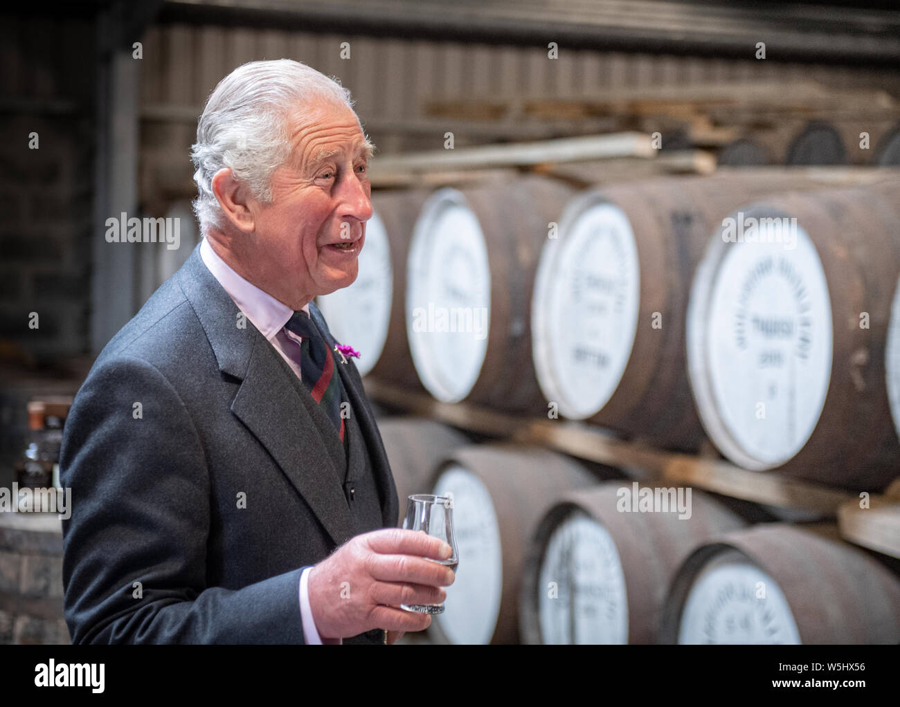 Le Prince de Galles, connu sous le nom de duc de Rothesay tandis qu'en Ecosse, lors d'une visite à la Distillerie de Wolfburn dans le Caithness, distillerie de whisky le plus au nord sur le continent écossais. Banque D'Images