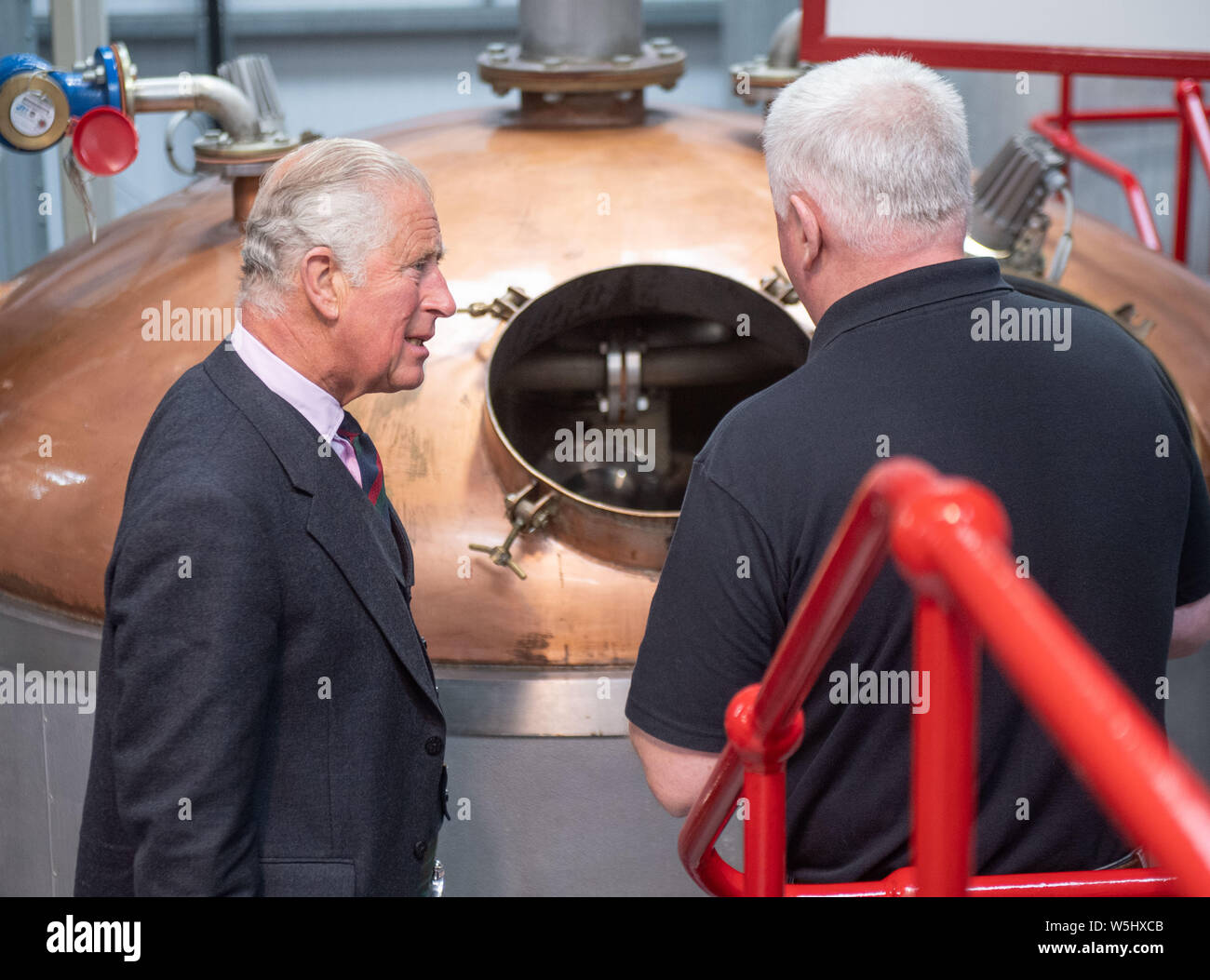 Le Prince de Galles, connu sous le nom de duc de Rothesay tandis qu'en Ecosse, avec Charlie Ross lors d'une visite à la Distillerie de Wolfburn dans le Caithness, distillerie de whisky le plus au nord sur le continent écossais. Banque D'Images