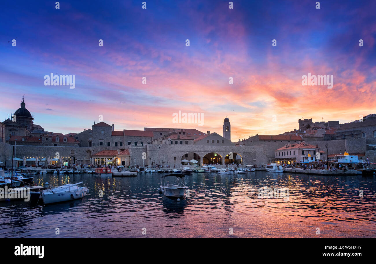 Coucher de soleil depuis le port de la vieille ville de Dubrovnik, Croatie Banque D'Images