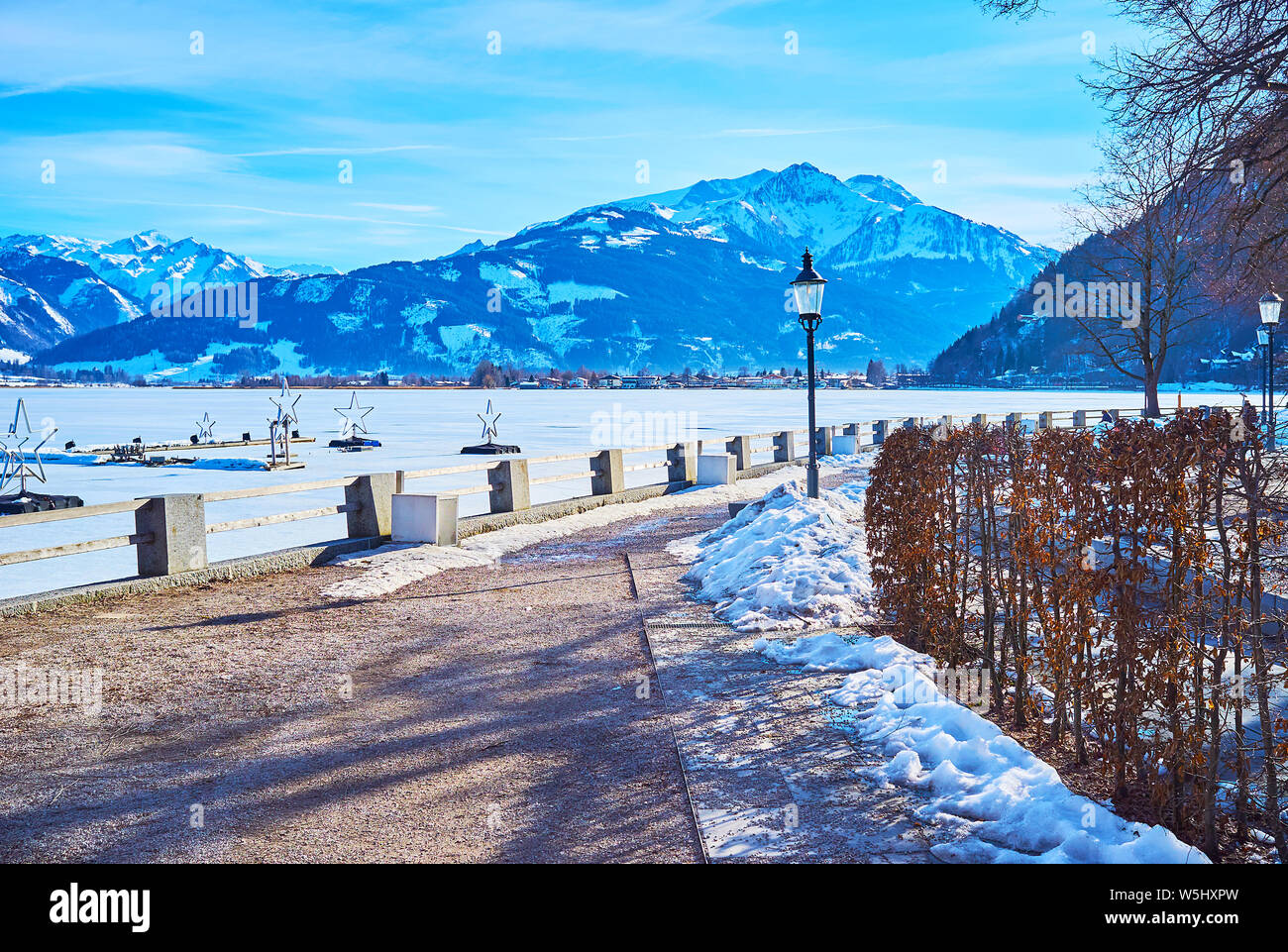 L'hiver est la saison idéale pour visiter Zell am See, profitez de la station de ski de montagne à pied, Schmitten gelés par le lac Zeller See et observer pays alpins Banque D'Images
