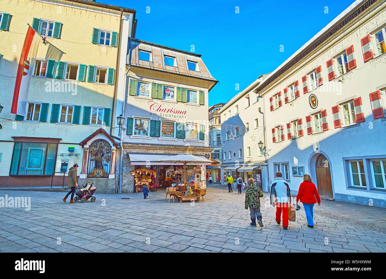 ZELL AM SEE, Autriche - 28 février 2019 : le carré 91564 modeste a architecture, ses bâtiments traditionnels sont décorées avec obturateur colorés Banque D'Images
