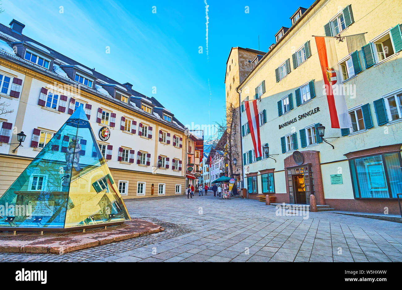 ZELL AM SEE, Autriche - 28 février 2019 : la fontaine de la place 91564 est couvert de pyramide de verre pour le protéger de l'hiver, sur Februa Banque D'Images
