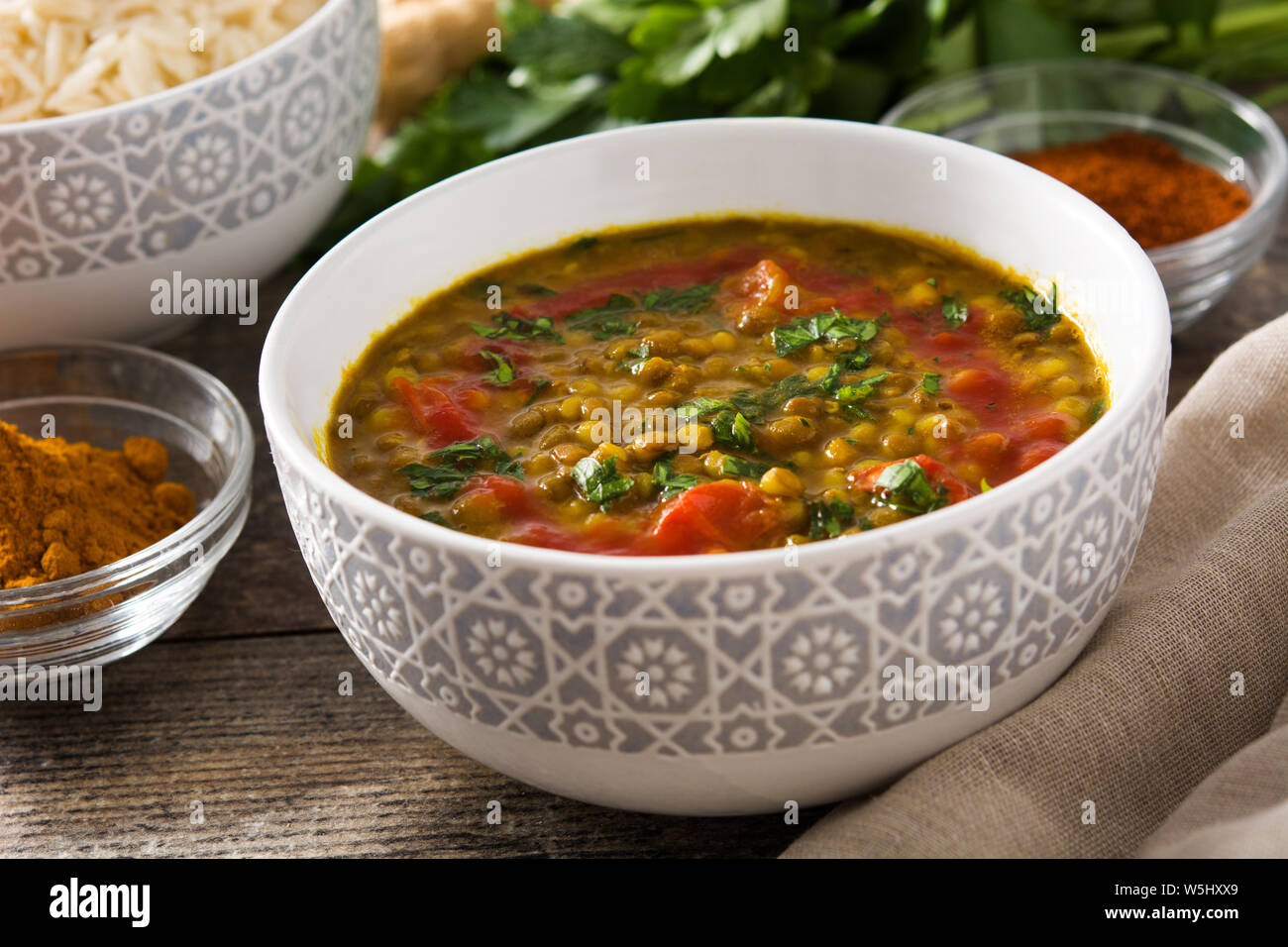 Soupe aux lentilles indiennes dal (dhal) dans un bol sur la table en bois Banque D'Images