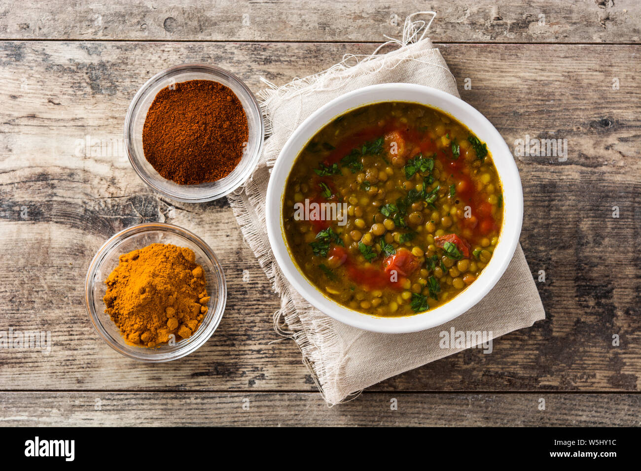 Soupe aux lentilles indiennes dal (dhal) dans un bol sur la table en bois. Vue d'en haut Banque D'Images