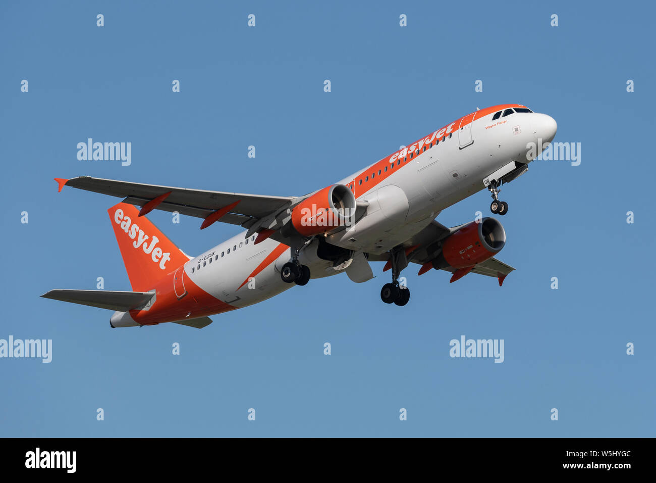 Un Airbus A320-200 Easyjet décolle de l'Aéroport International de Manchester (usage éditorial uniquement) Banque D'Images