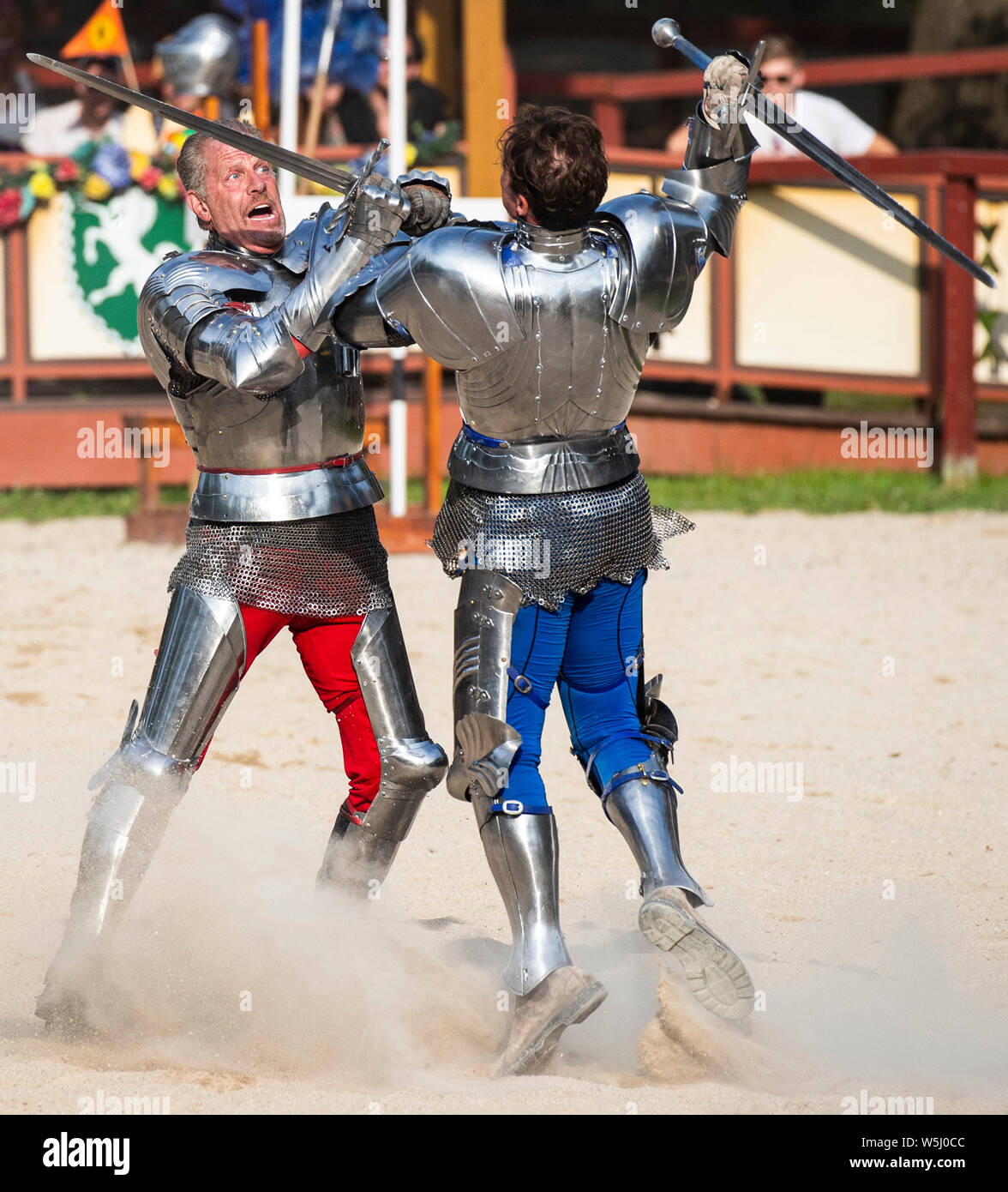 (190729) -- BRISTOL, 29 juillet 2019 (Xinhua) -- Deux chevaliers dans un combat à l'épée à la Renaissance Faire Bristol à Bristol, Wisconsin, États-Unis, le 28 juillet 2019. La Renaissance Faire plaisir ouvre les samedis et dimanches de juillet 6 à 2 septembre 2019. (Photo par Joel Lerner/Xinhua) Banque D'Images