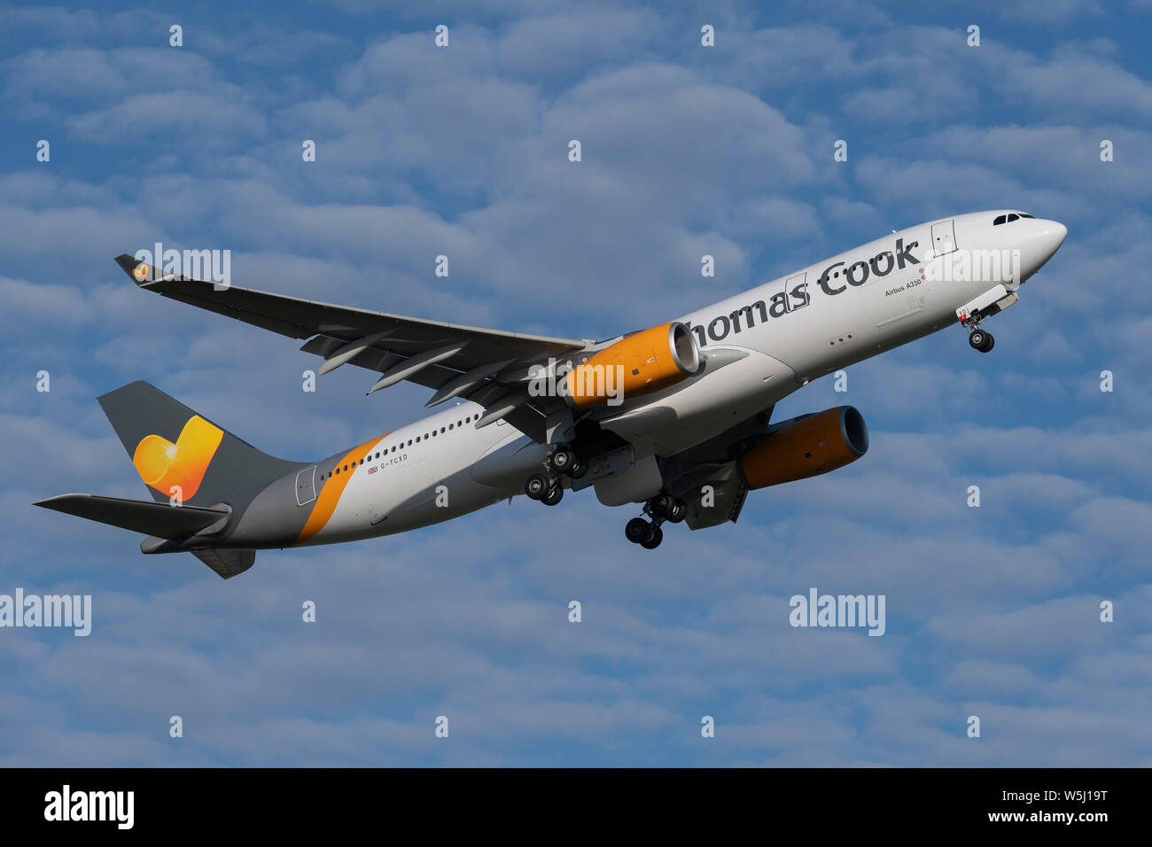 Un Thomas Cook Airlines Airbus A330-200 décolle de l'Aéroport International de Manchester (usage éditorial uniquement) Banque D'Images