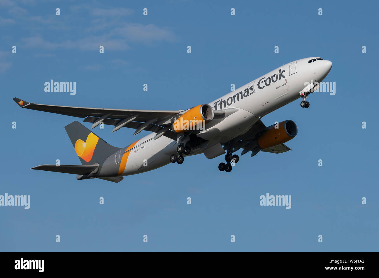 Un Thomas Cook Airlines Airbus A330-200 décolle de l'Aéroport International de Manchester (usage éditorial uniquement) Banque D'Images