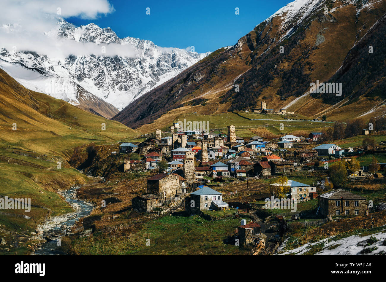 Svanetian Towers dans Ushguli en automne. L'un des plus hauts villages habités en Europe. Caucase, Upper Svaneti, Géorgie.. UNESCO World Heritage Site. Banque D'Images