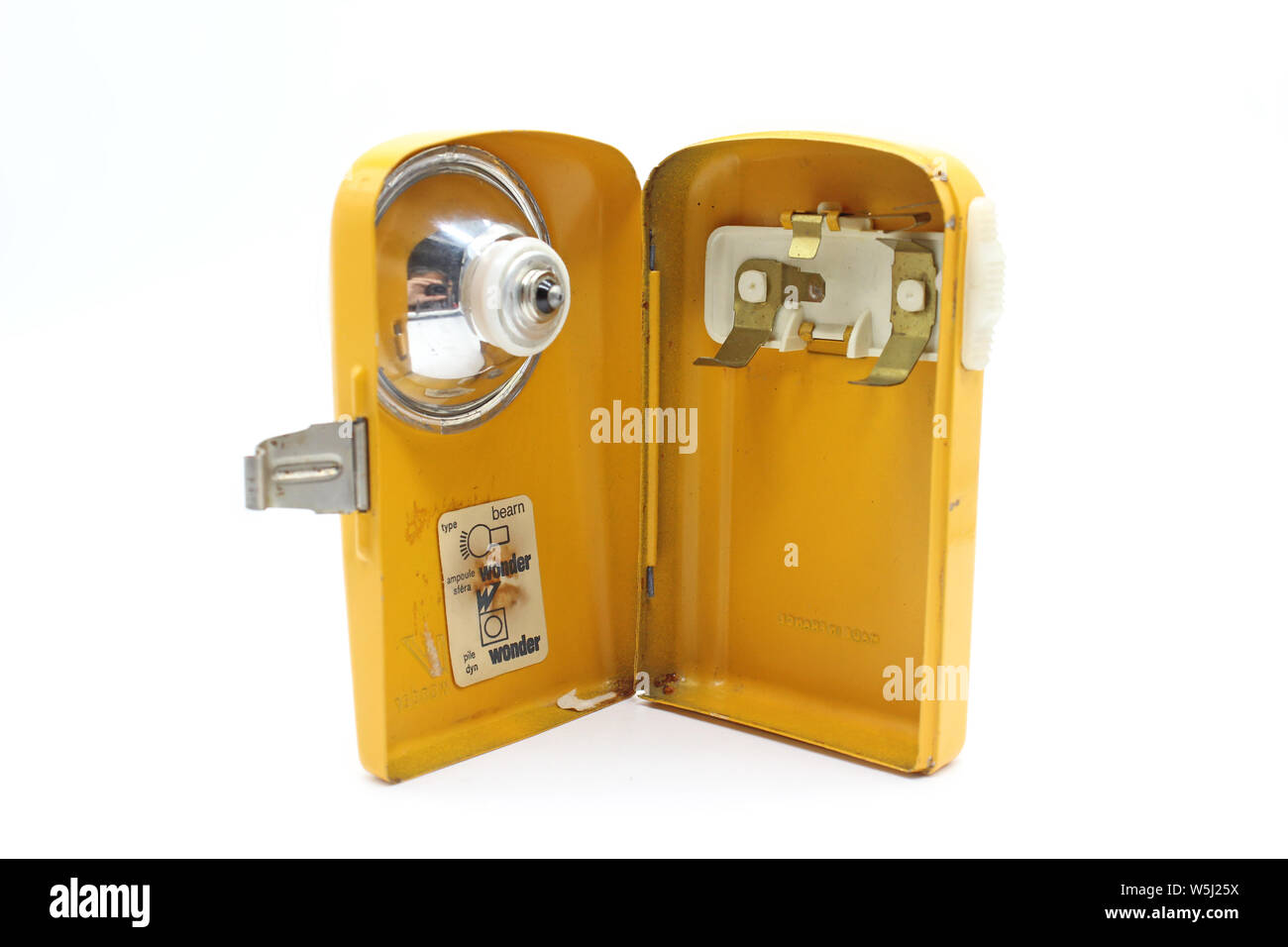 Lampe torche métal jaune Vintage ouvrir à l'intérieur, isolé sur fond blanc  Photo Stock - Alamy