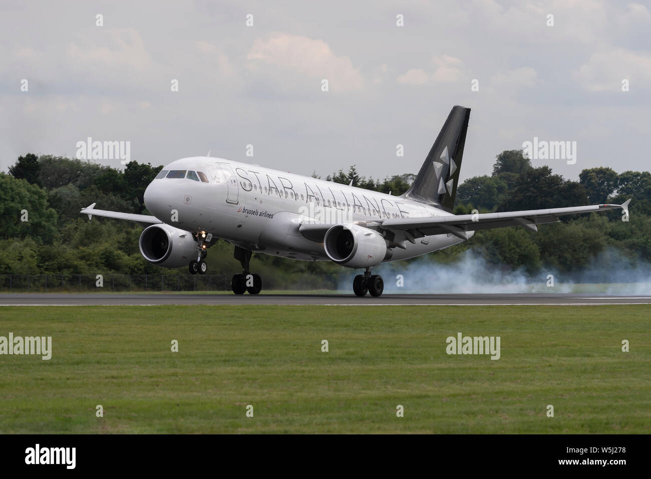 Un Airbus A319-100 de Brussels Airlines atterrit à l'Aéroport International de Manchester (usage éditorial uniquement) Banque D'Images
